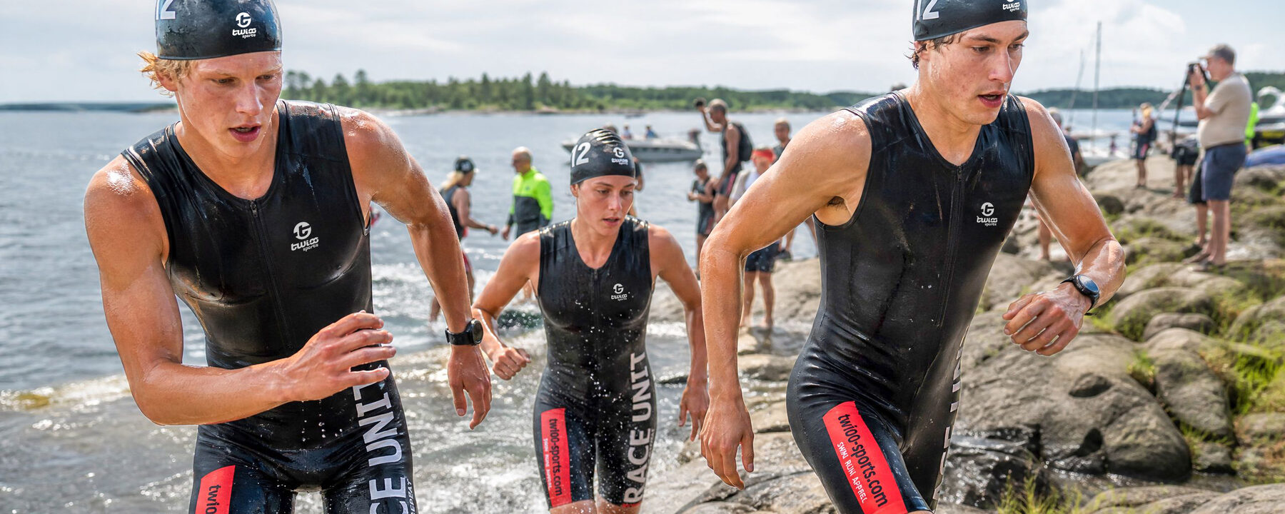 Swimrun-Athleten in TWIOO AQUA ACTION Anzügen